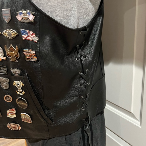 Harley Davidson Vest with Pins - Picture 10 of 10